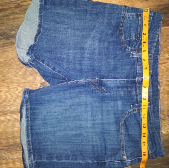 Bundle of Women's Levi Shorts - Picture 2 of 5